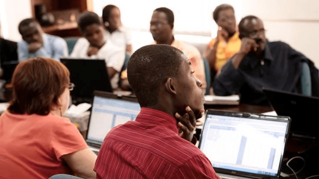Des entrepreneurs en train de réfléchir à des idées dans un incubateur de startups.